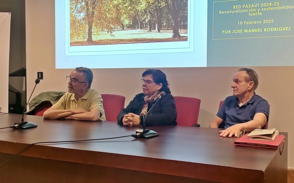 Panel de expertos discutiendo renaturalización y sostenibilidad para RED PASAUT 2024-25