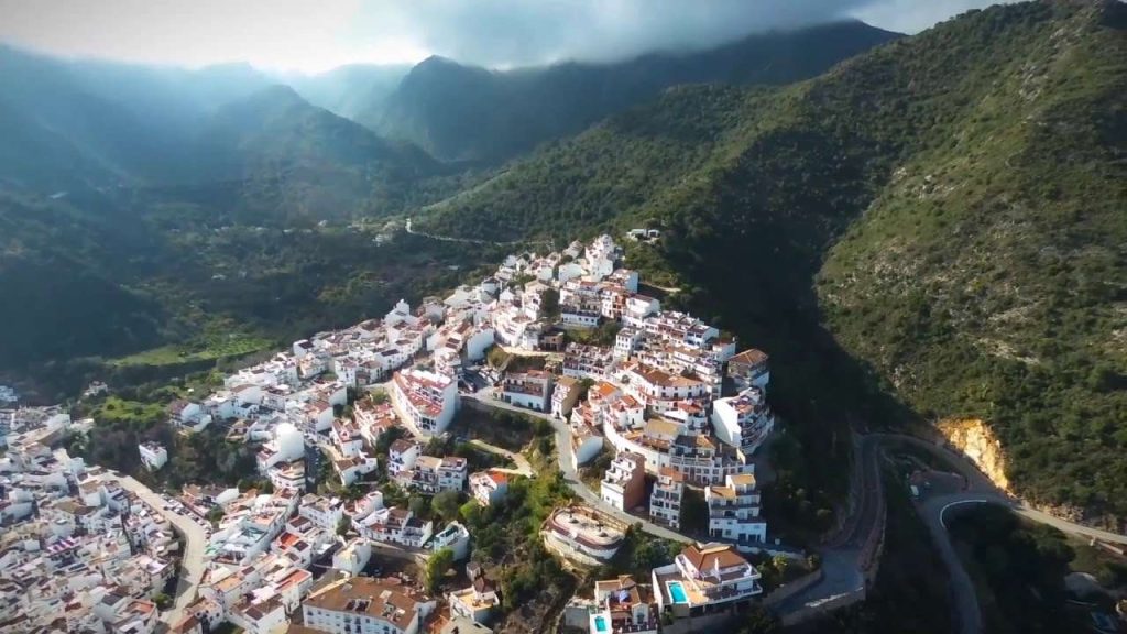 Vista aérea del pintoresco pueblo blanco de Casares en las montañas de Andalucía, España