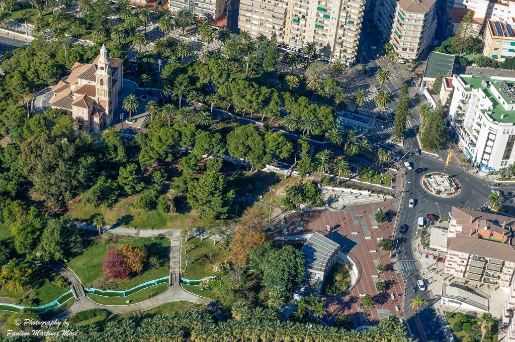 Vista aérea del Ayuntamiento de Málaga junto al Parque de Málaga y su vegetación circundante.